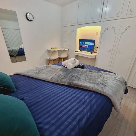 Modern 3 Bedroom House, 3 Bathroom, Secure Parking, Wi-fi & Garden 度假居 利兹