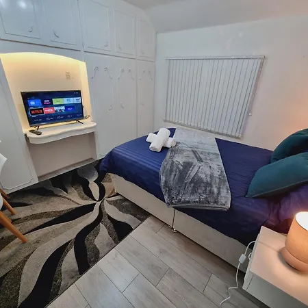Сasa de vacaciones Modern 3 Bedroom House, 3 Bathroom, Secure Parking, Wi-fi & Garden *