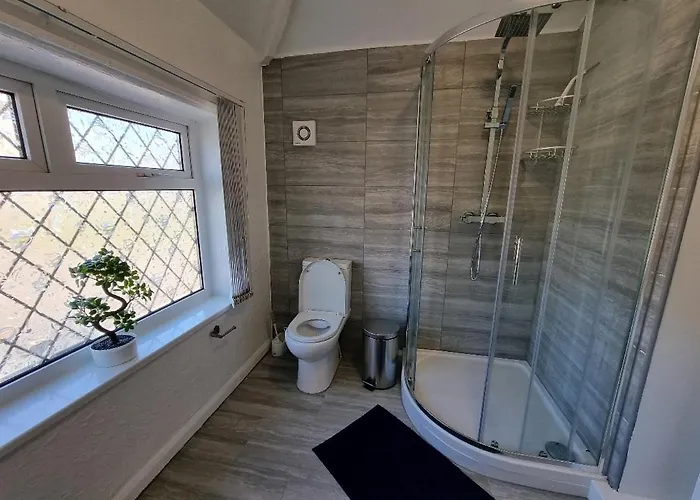 Modern 3 Bedroom House, 3 Bathroom, Secure Parking, Wi-fi & Garden 度假居 *