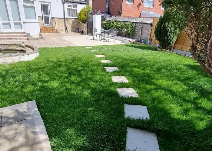 Modern 3 Bedroom House, 3 Bathroom, Secure Parking, Wi-fi & Garden