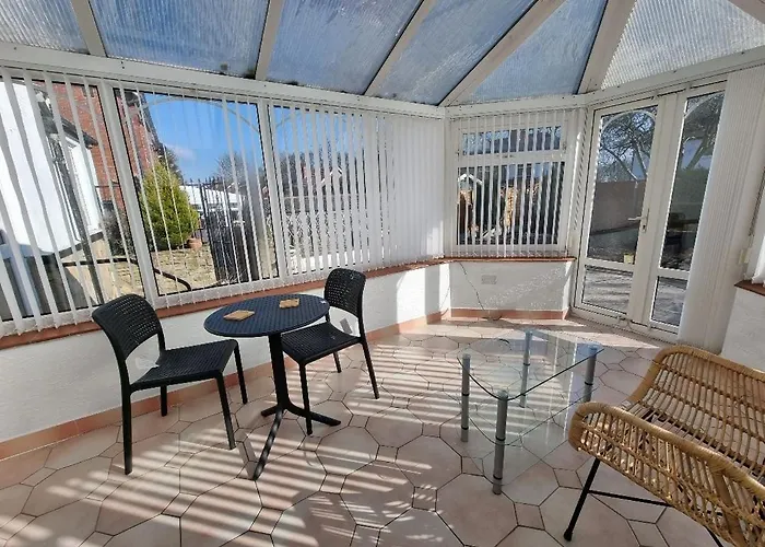 Modern 3 Bedroom House, 3 Bathroom, Secure Parking, Wi-fi & Garden 度假居