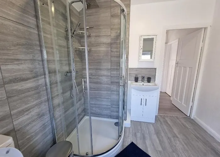 度假居 Modern 3 Bedroom House, 3 Bathroom, Secure Parking, Wi-fi & Garden 利兹