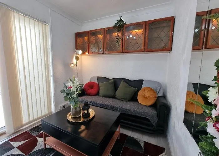 Modern 3 Bedroom House, 3 Bathroom, Secure Parking, Wi-fi & Garden 度假居 *