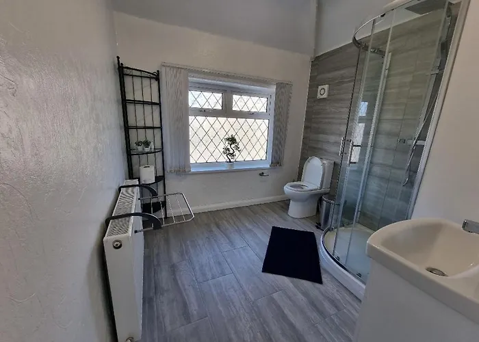 Modern 3 Bedroom House, 3 Bathroom, Secure Parking, Wi-fi & Garden * 利兹