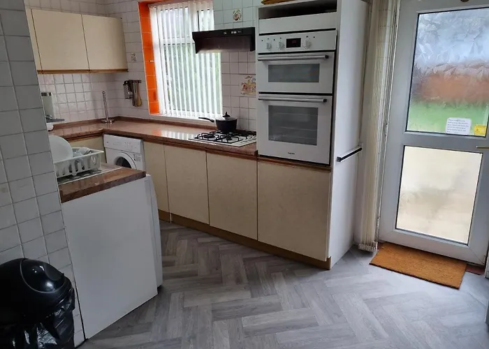 Modern 3 Bedroom House, 3 Bathroom, Secure Parking, Wi-fi & Garden * 利兹