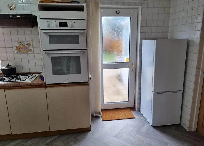 Modern 3 Bedroom House, 3 Bathroom, Secure Parking, Wi-fi & Garden 度假居