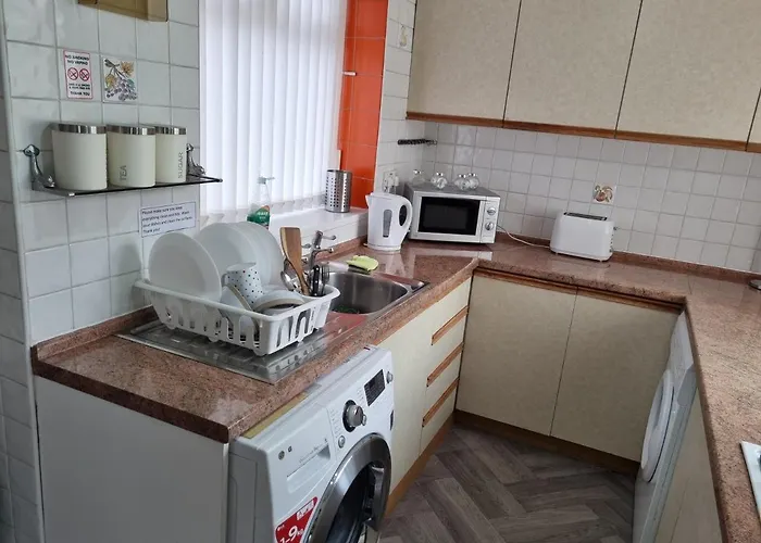 Modern 3 Bedroom House, 3 Bathroom, Secure Parking, Wi-fi & Garden 利兹