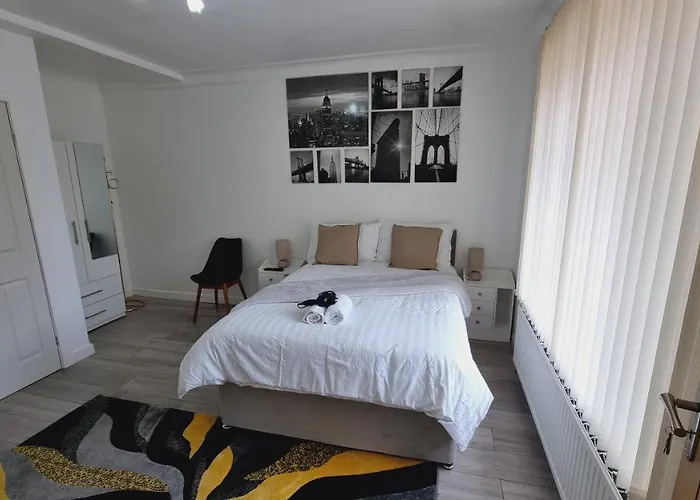 度假居 Modern 3 Bedroom House, 3 Bathroom, Secure Parking, Wi-fi & Garden *