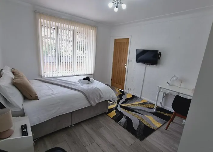 度假居 Modern 3 Bedroom House, 3 Bathroom, Secure Parking, Wi-fi & Garden *