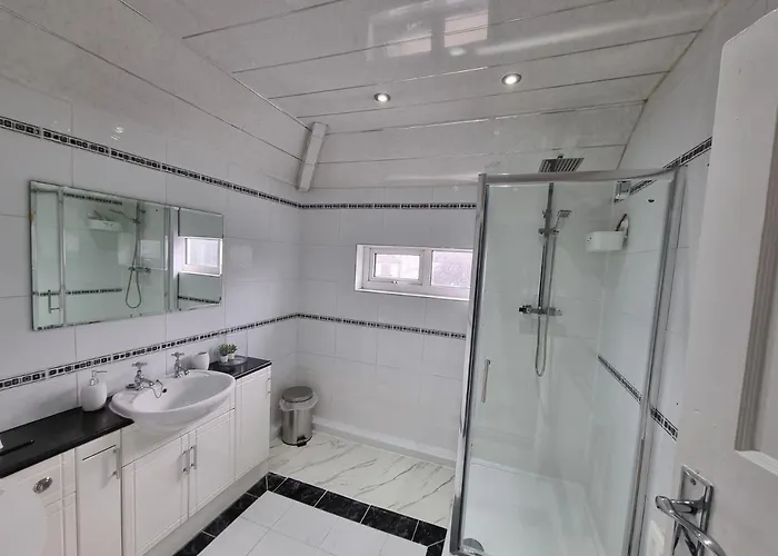 Modern 3 Bedroom House, 3 Bathroom, Secure Parking, Wi-fi & Garden *