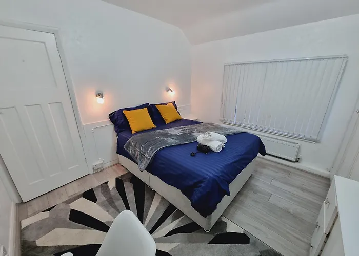 Modern 3 Bedroom House, 3 Bathroom, Secure Parking, Wi-fi & Garden 度假居 *