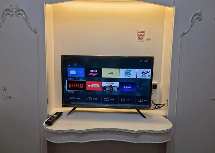 Modern 3 Bedroom House, 3 Bathroom, Secure Parking, Wi-fi & Garden