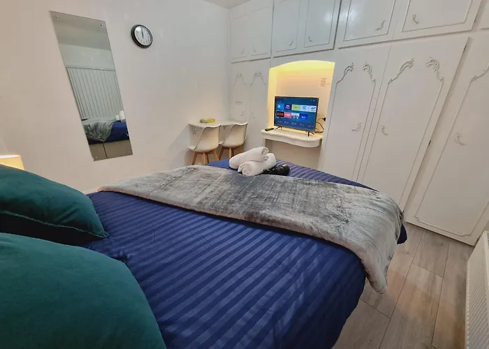 Modern 3 Bedroom House, 3 Bathroom, Secure Parking, Wi-fi & Garden 度假居 利兹