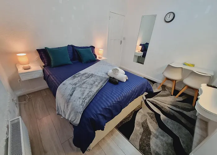 Modern 3 Bedroom House, 3 Bathroom, Secure Parking, Wi-fi & Garden