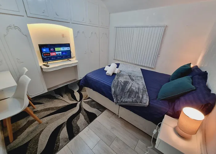 度假居 Modern 3 Bedroom House, 3 Bathroom, Secure Parking, Wi-fi & Garden *